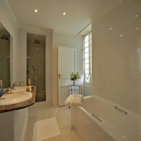 Отель Le Manoir Jean 3*